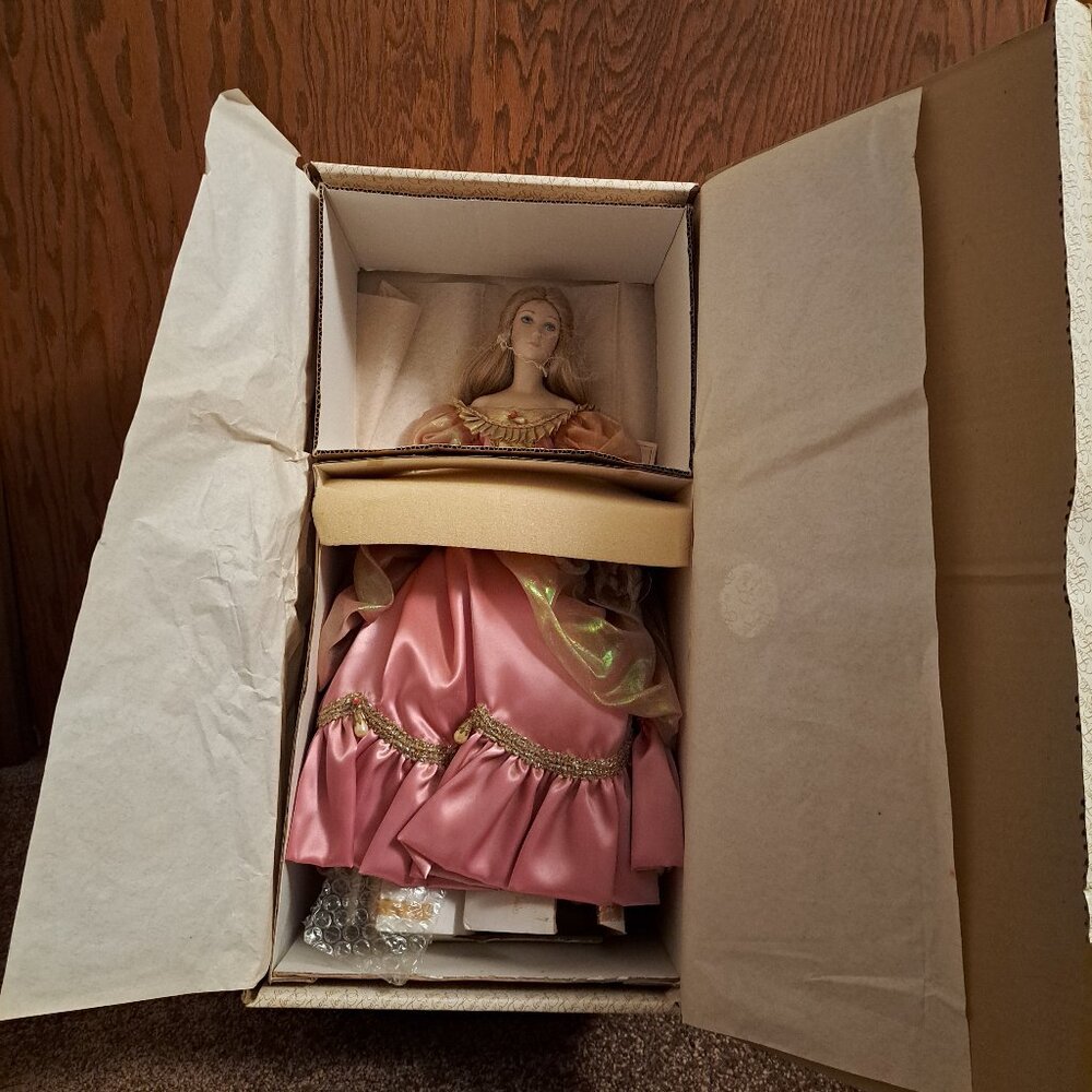 New in Box Vintage 1987 Franklin Mint Heirloom Cinderella porcelain doll.